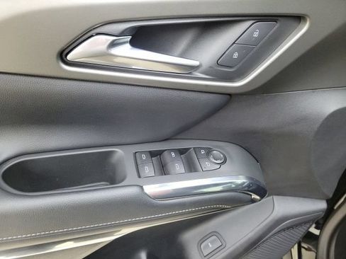 Used 2025 Chevrolet Traverse LT FWD image 19