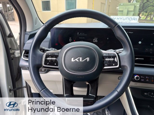 Used 2025 Kia Carnival EX FWD image 8