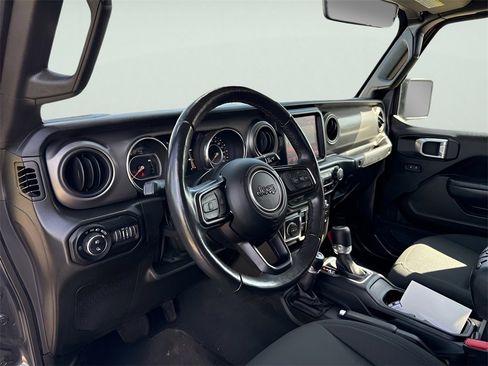Used 2022 Jeep Gladiator Willys image 18