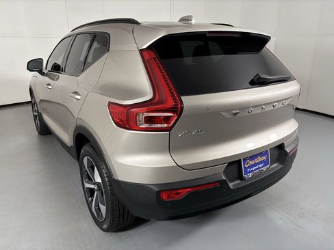 Used 2024 Volvo XC40 B5 Core image 6