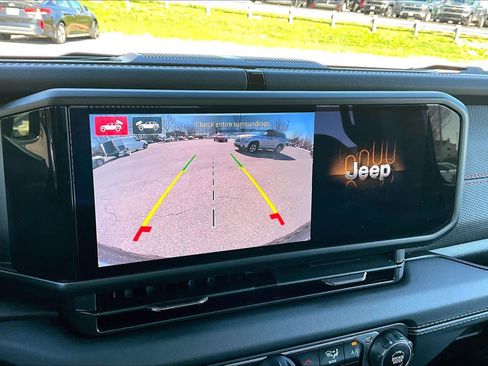 Used 2025 Jeep Wrangler Unlimited Rubicon w/ Convenience Group image 27