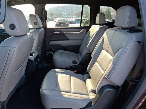 Used 2024 GMC Acadia Elevation image 10