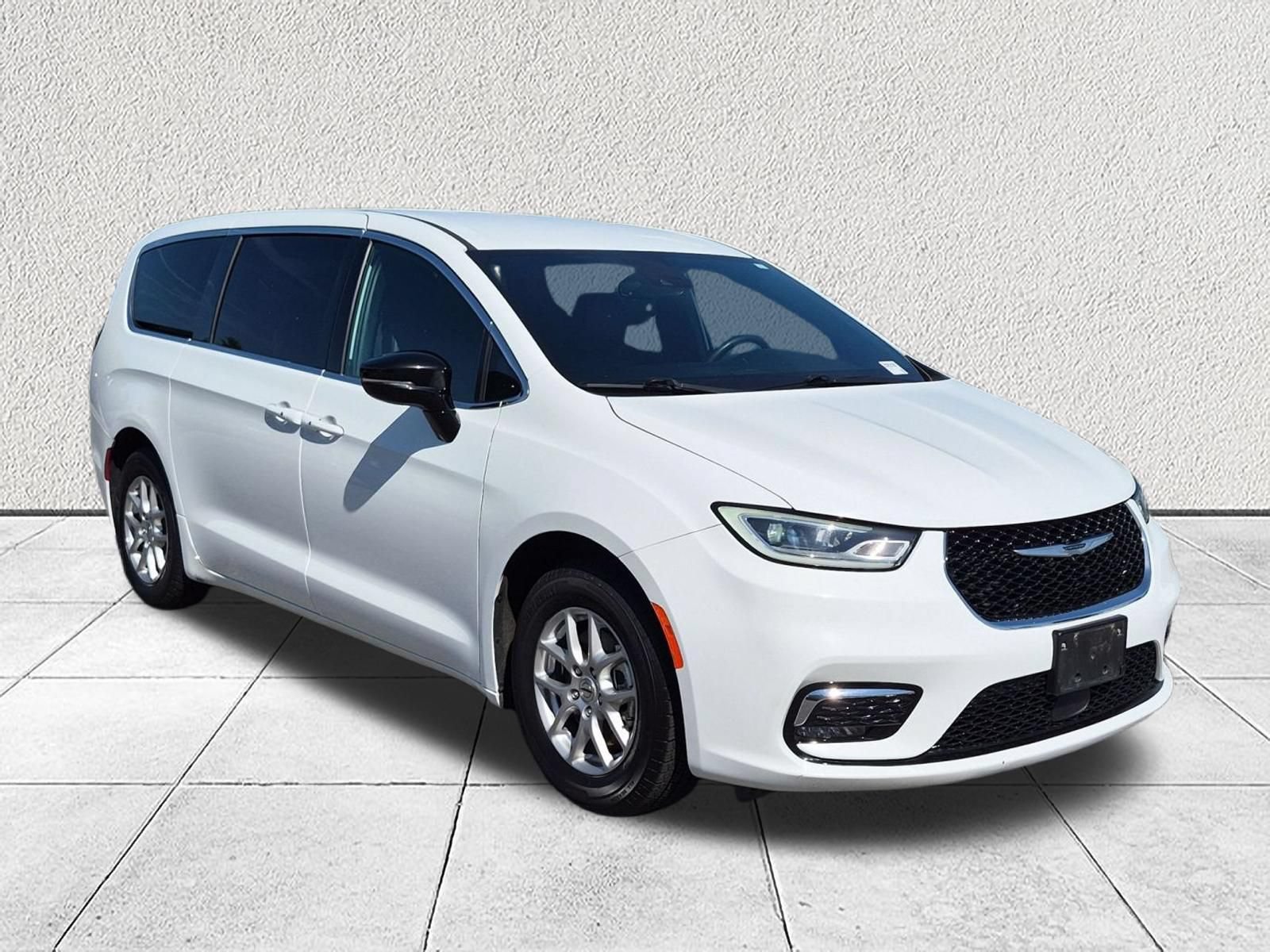 Used 2025 Chrysler Pacifica Select FWD image 1