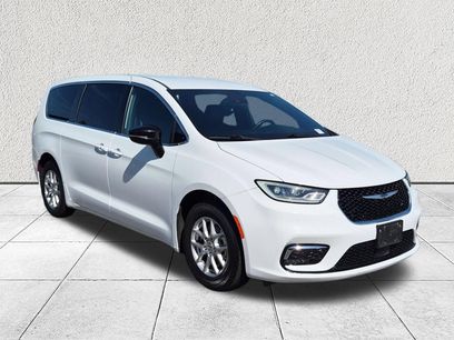 Used 2025 Chrysler Pacifica Select