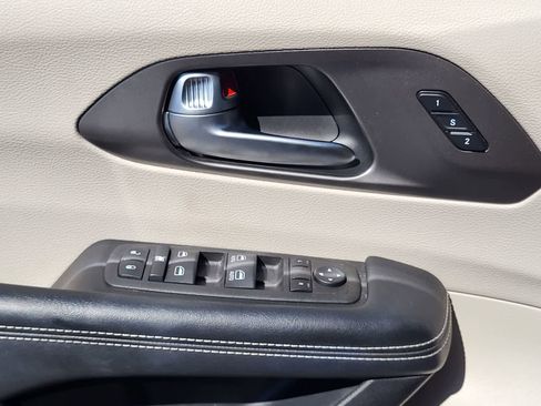 Used 2022 Chrysler Pacifica Touring-L FWD image 15