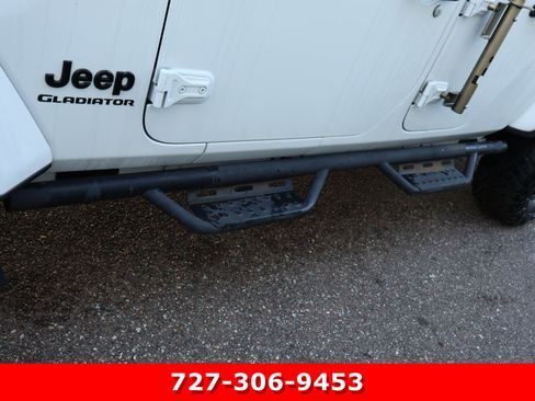 Used 2021 Jeep Gladiator Willys image 13