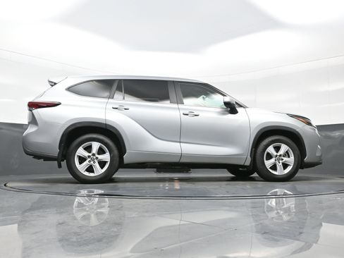 Used 2024 Toyota Highlander LE AWD/4WD image 33