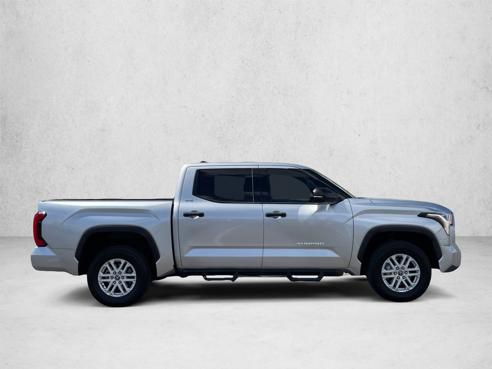 Used 2022 Toyota Tundra SR5 w/ SR5 Convenience Package AWD/4WD image 4