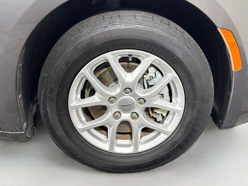 Used 2021 Chrysler Voyager Lxi FWD image 32
