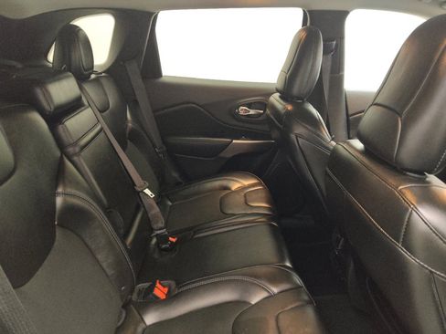 Used 2019 Jeep Cherokee Latitude Plus w/ Comfort/Convenience Group image 19