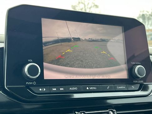 Used 2022 Nissan Pathfinder SV w/ SV Premium Package image 24