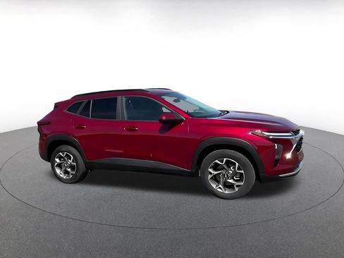 Used 2025 Chevrolet Trax LT FWD image 2