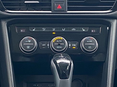 Certified 2022 Volkswagen Taos SEL w/ Panoramic Sunroof Package image 10