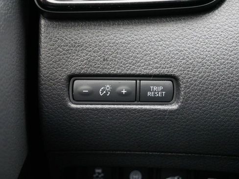 Used 2020 Nissan Rogue SV image 25