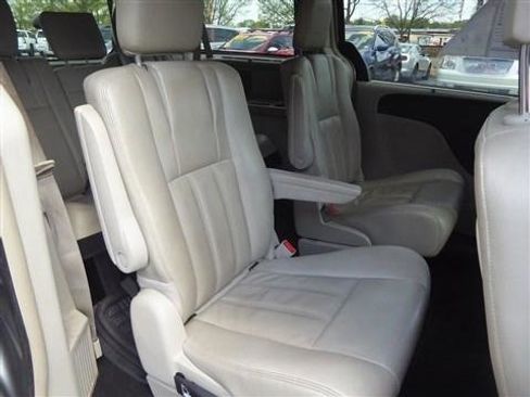Used 2013 Chrysler Town & Country Touring w/ Trailer Tow Group image 19