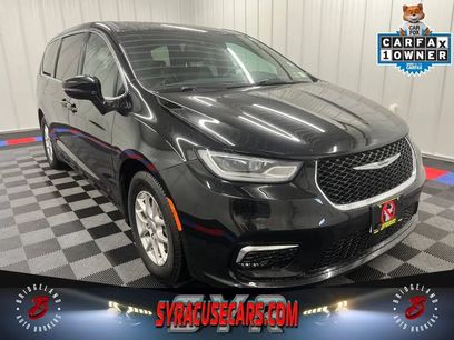 Used 2025 Chrysler Pacifica Select