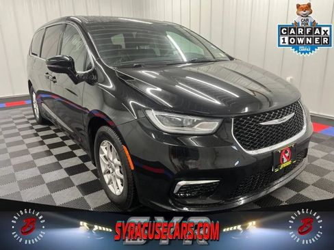 Used 2025 Chrysler Pacifica Select FWD image 1