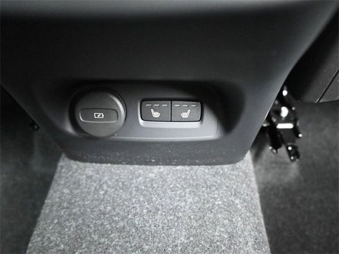 Used 2024 Volvo XC40 B5 Plus image 33