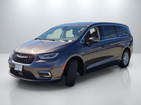 Used 2023 Chrysler Pacifica Touring-L image 8