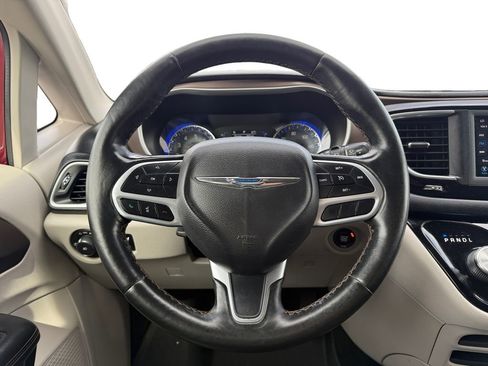 Certified 2019 Chrysler Pacifica Touring-L image 12