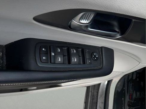 Used 2021 Chrysler Pacifica Touring-L FWD image 16