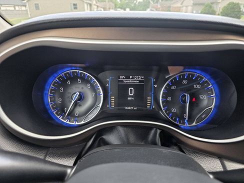 Used 2017 Chrysler Pacifica Touring-L FWD image 11