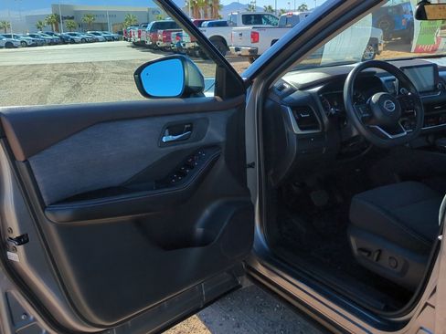 Used 2021 Nissan Rogue SV image 12