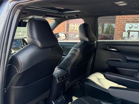 Used 2022 Toyota Highlander XSE FWD image 22