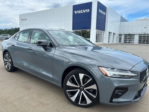 Used 2022 Volvo S60 B5 Momentum w/ Premium Package AWD/4WD image 2