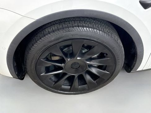Used 2022 Tesla Model Y Long Range AWD/4WD image 30