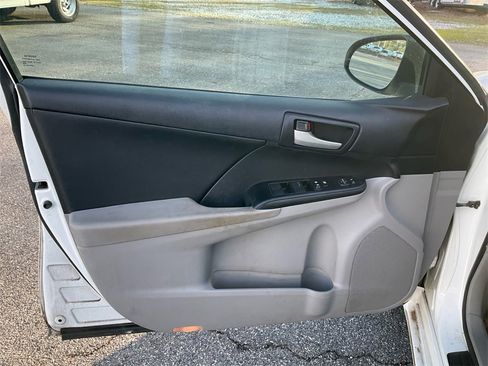 Used 2013 Toyota Camry LE image 17
