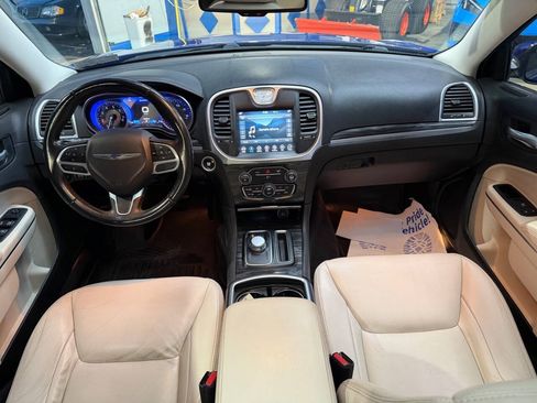 Used 2018 Chrysler 300 Touring L AWD/4WD image 20