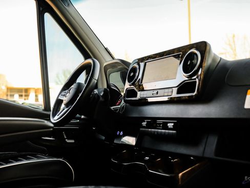 Used 2023 Mercedes-Benz Sprinter 3500 image 43