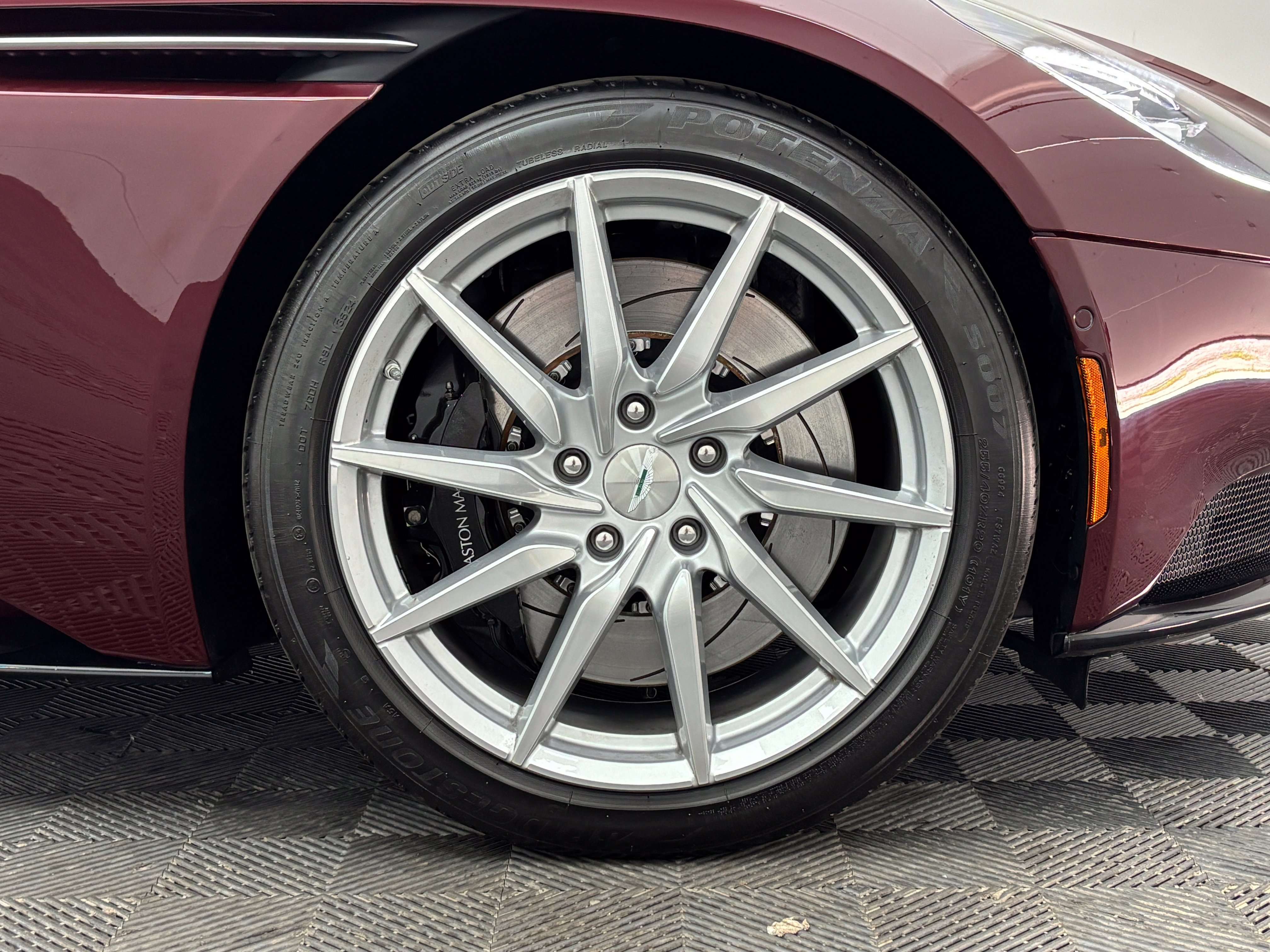 Used 2019 Aston Martin DB11 Volante RWD image 23