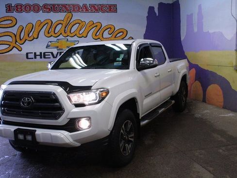 Used 2016 Toyota Tacoma Limited image 2