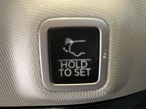 Used 2023 Jeep Grand Cherokee Limited w/ Luxury Tech Group II image 31