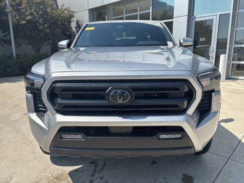 Used 2025 Toyota Tacoma SR5 AWD/4WD image 5