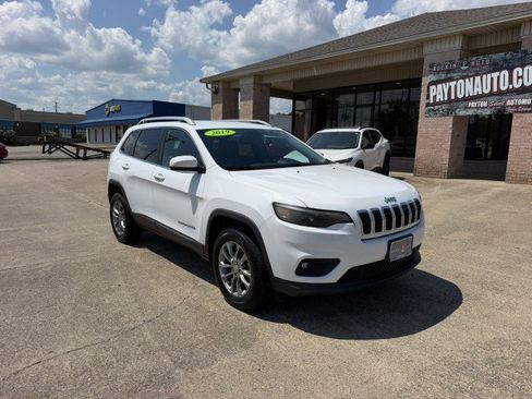 Used 2019 Jeep Cherokee Latitude Plus w/ Comfort/Convenience Group AWD/4WD image 2
