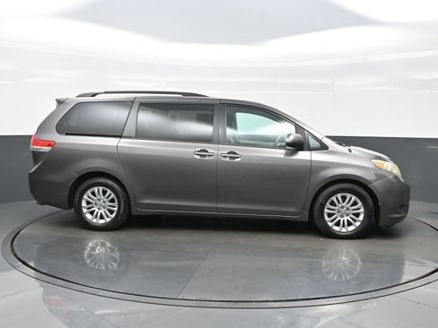 Used 2013 Toyota Sienna XLE image 7