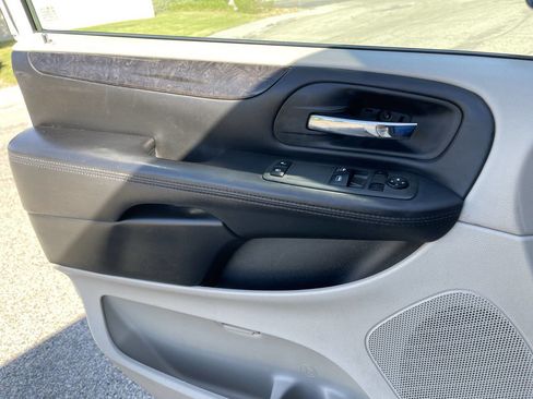 Used 2013 Dodge Grand Caravan SE image 21