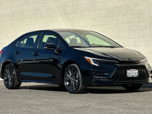 Used 2025 Toyota Corolla SE image 2