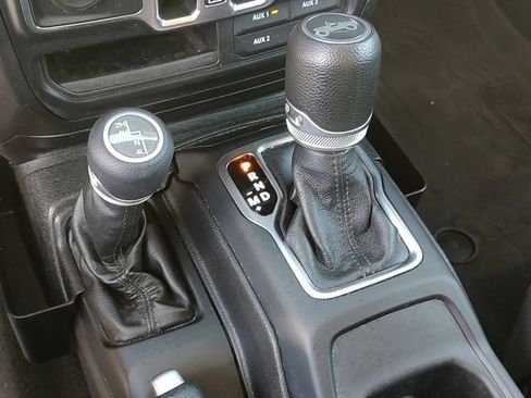 Used 2019 Jeep Wrangler Unlimited Sport S AWD/4WD image 17