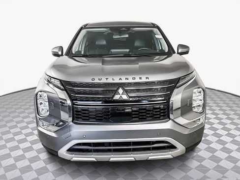 Used 2022 Mitsubishi Outlander SE image 2