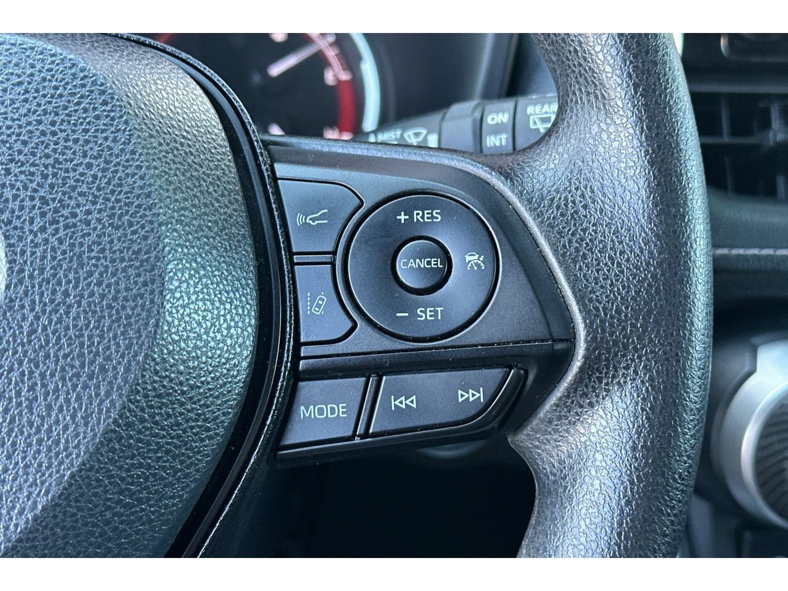 Used 2024 Toyota RAV4 XLE FWD image 28