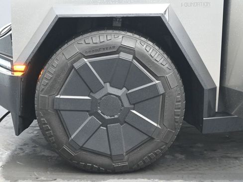 Used 2024 Tesla Cybertruck Cyberbeast AWD/4WD image 27