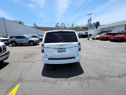 Used 2016 Chrysler Town & Country Touring image 7