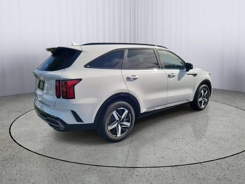 Used 2023 Kia Sorento S FWD image 2