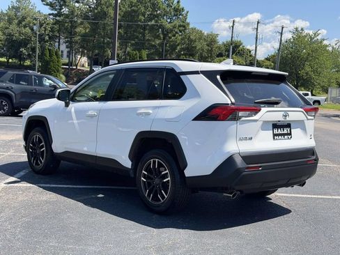 Used 2019 Toyota RAV4 LE w/ Carpet Mat Package AWD/4WD image 21
