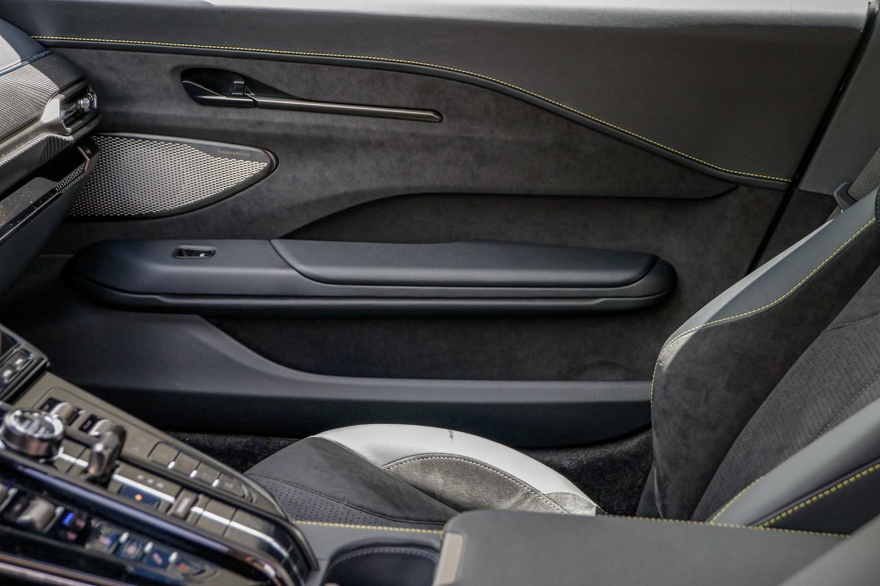 Used 2025 Aston Martin V8 Vantage Coupe RWD image 19