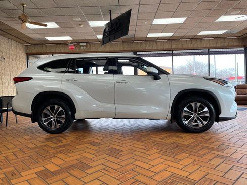 Used 2022 Toyota Highlander XLE image 7